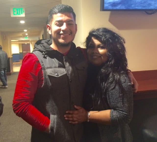 <b>Fanny, 28 - Livingston, CA</b>
<br>“Siento que al escuchar su música te lleva a un lugar donde te cura el alma. Me siento devastada con el resultado de la elección, me tomo unos días recuperarme y pensar toda la discriminación que existe. Por eso me siento muy contenta al estar aquí.”
<br>