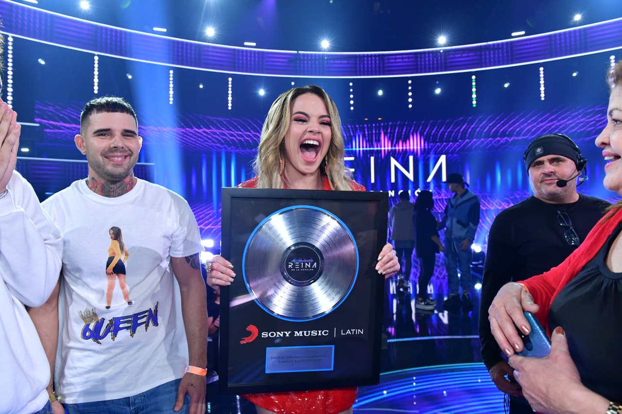 Aquí Yennis presumiendo su premio.