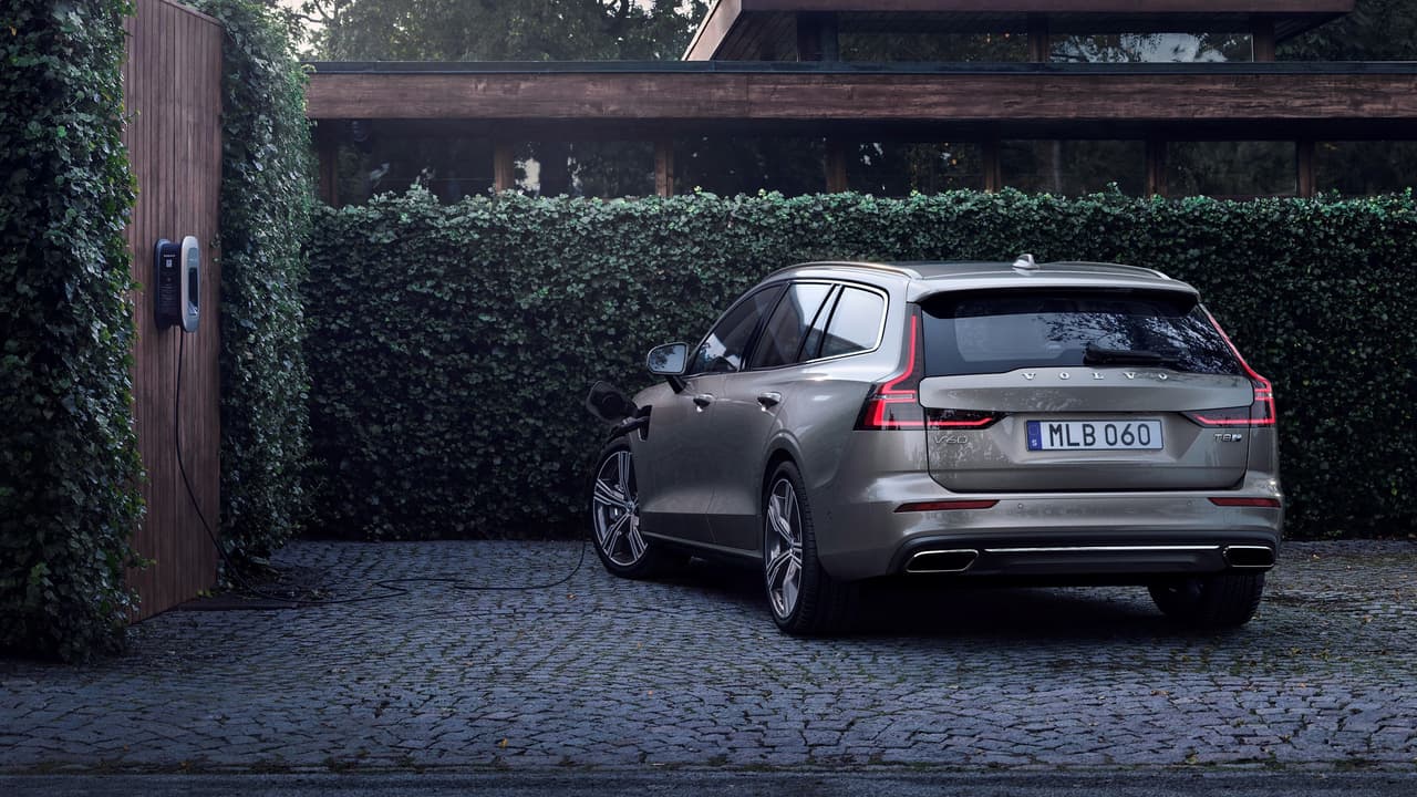 La 
<b>Volvo V60 2019</b> también contará con un par de 
<b>opciones híbridas enchufables</b>, Twin Engine en el argot de Volvo, ambas con tracción integral. La primera denominada 
<b>T6</b> genera unos respetables 
<b>340 caballos de fuerza</b>, mientras que a segunda denominada 
<b>T8</b> sube el termómetro hasta los 
<b>390 caballos de fuerza</b>.
<br>
<br>Volvo nos dice que la V60 2019 con el tren motirz Twin Engine T6 será capaz de acelerar de 0 a 62 millas por hora en solo 4.8 segundos. ¡Tentadora!