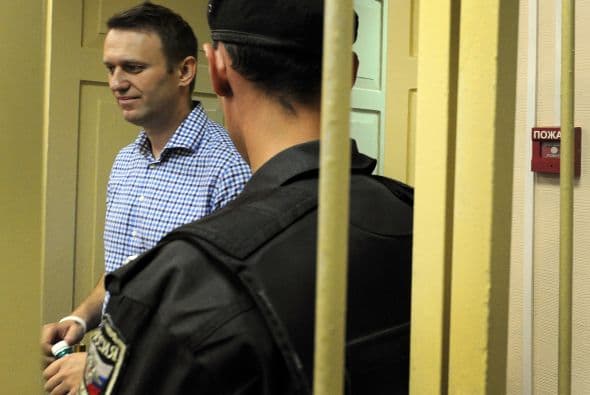 El alcalde en funciones de Moscú, Serguéi Sobianin, se pronunció a favor de que el dirigente opositor Alexéi Navalny se presente a las elecciones al Ayuntamiento de la capital rusa del próximo 8 de septiembre. Navalny decidió retirar su candidatura tras ser condenado la víspera a cinco años de cárcel en un caso de robo de madera y fraude, lo que de hecho le inhabilitaba para tomar parte en unas elecciones. Después de su arresto, condena y posteriores demostraciones en St. Petersburg y otras ciudades rusas, el bloguero fue puesto en libertad en forma inesperada. Al quedar en libertad hasta que se resuelva la apelación de la sentencia, el opositor podría concurrir teóricamente a los citados comicios. Tras abandonar la prisión preventiva de la ciudad de Kírov, unos 900 kilómetros al este de la capital, Navalny señaló que tomara una decisión cuando vuelva a casa. Mientras, el veterano opositor liberal, Borís Nemtsov, animó hoy a Navalny a postular su candidatura, "continuar hasta el final y ganar". "Estoy convencido de que si en las elecciones recibe más de un millón de votos, no se atreverán a encerrarlo. La garantía de inmunidad de Navalny depende directamente del apoyo popular", apuntó. Navalny, bloguero anticorrupción que sacó a la luz los trapos sucios del partido del Kremlin, era considerado hasta su condena ayer a cinco años de cárcel el dirigente opositor con mayor gancho electoral. Los analistas no creen en una posible victoria de Navalny en las elecciones a la alcaldía, pero consideran que su condena sí puede traerle réditos electorales. Uno de los organizadores en diciembre de 2011 de las mayores protestas antigubernamentales desde la caída de la Unión Soviética, Navalny fue el dirigente más votado cuando la oposición extraparlamentaria decidió crear un consejo coordinador.