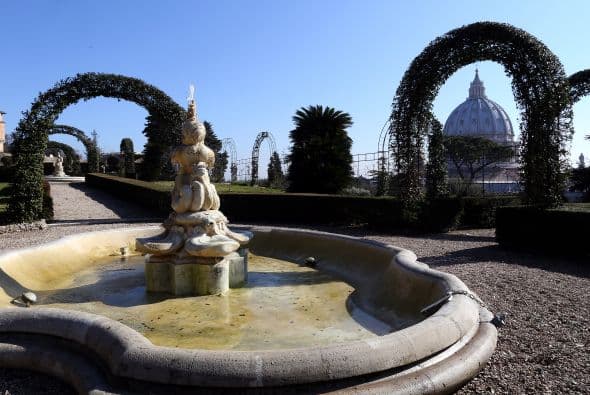 "Tampoco creo que viva recluido", agregó Lombardi. "Será una situación sin precedentes, ya veremos cómo se desarrolla... Ha dicho a menudo que quería dedicar sus años de la vejez a escribir y estudiar, y me imagino que eso hará", comentó.