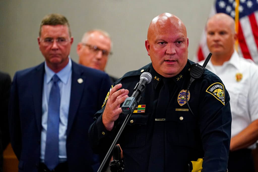 James Ison, jefe de la Policía de Greenwood, habla en conferencia de prensa sobre el tiroteo en el centro comercial.