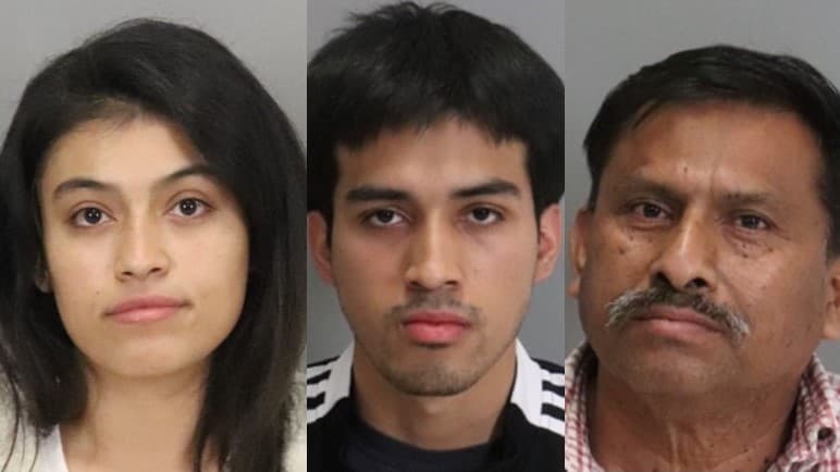 De izquierda a derecha: Claudia Hernández, su hermano René Aarón Hernández Santos y el padre de ambos, René Trigueros Hernández.