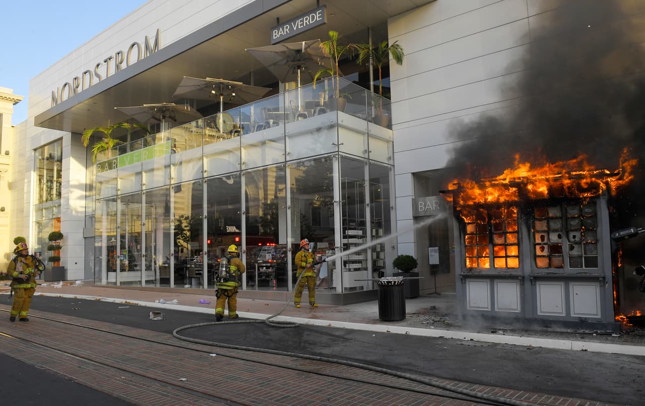 Durante los disturbios ocurridos en Los Ángeles incluso se cortaron las mangueras de los bomberos para evitar que apagaran las llamas.