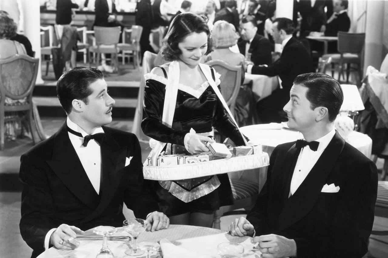 <b>Cigarreras</b>
<br>
<br>Este oficio fue popular hasta la década de 1950. Las vendedoras de cigarrillos trabajaban en bares, clubes nocturnos, restaurantes, eventos deportivos y otros lugares. Normalmente vestían faldas cortas y llevaban la mercancía en bandejas, en las que también había dulces, puros y otros bocadillos. 
<br>
<br>Las máquinas expendedoras de cigarrillos se hicieron populares a mediados de la década de 1950 y reemplazaron a la mayoría de estas trabajadoras. Hoy en día se consume menos cigarrillos en en Estados Unidos, sin embargo, aún pueden verse cigarreras en casinos y clubes nocturnos, especialmente en Las Vegas.
<br>