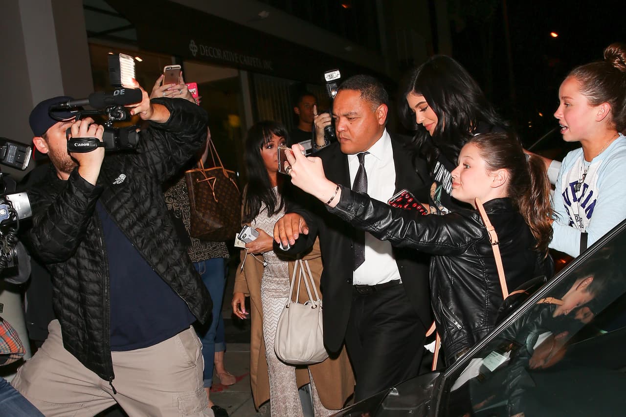 Tres jóvenes chicas de inmediato se abalanzaron sobre Kylie.