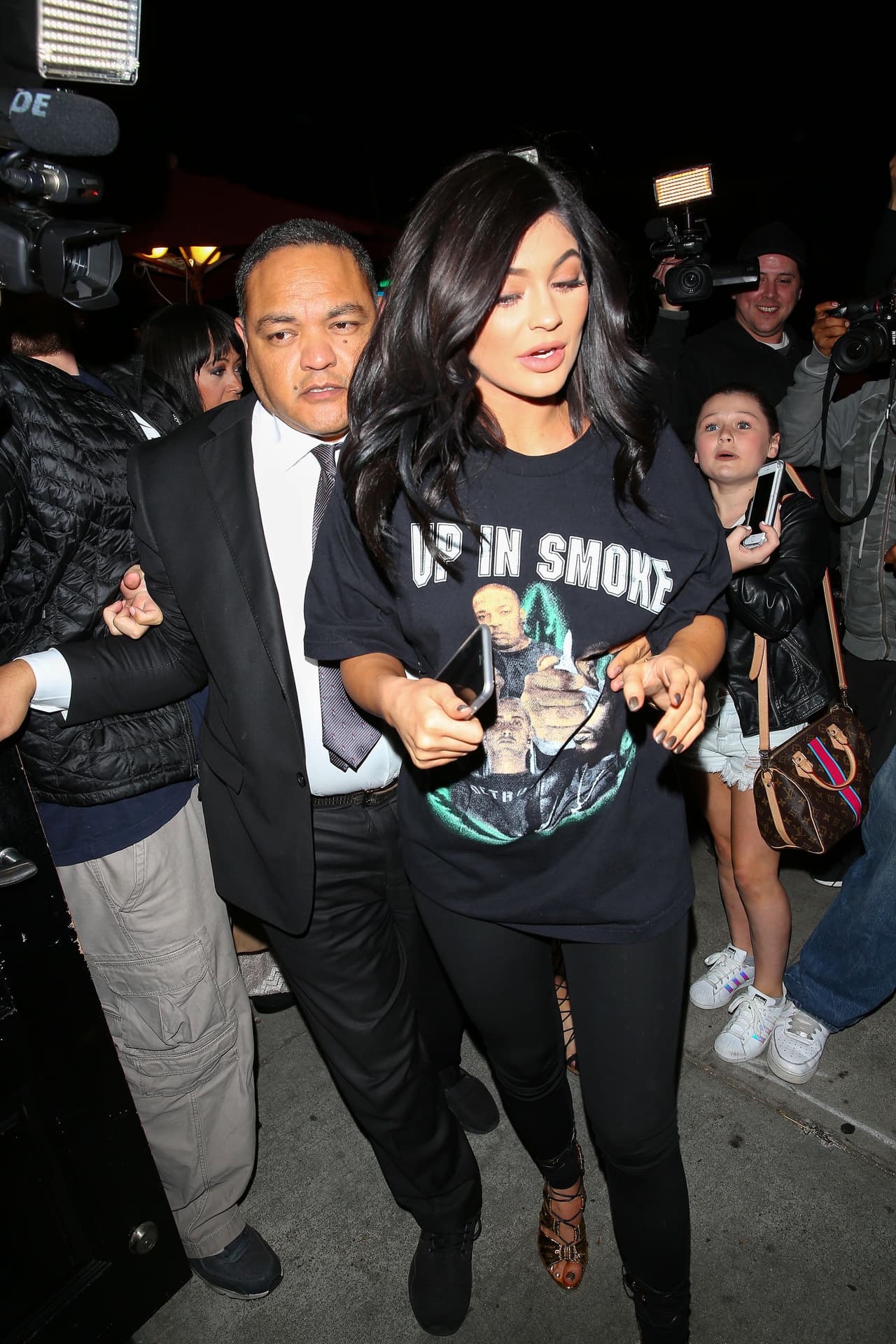 Pero unas fans también estaban listas para saludar a las estrellas.