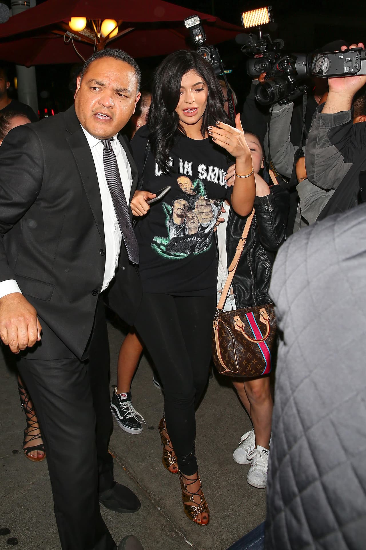 Las Jenner se abrieron camino entre las cámaras.