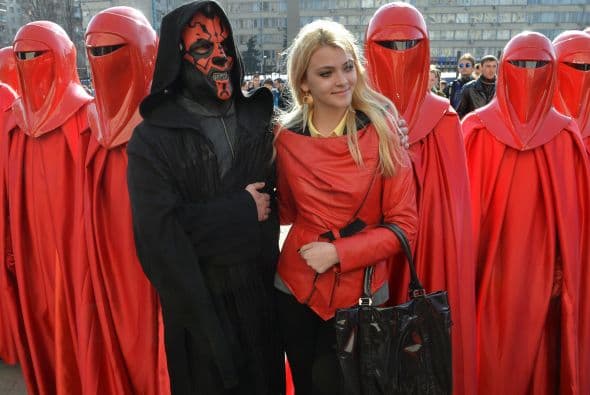 Salió a las calles con su comitiva para tomarse fotos con la gente y habló con la prensa.