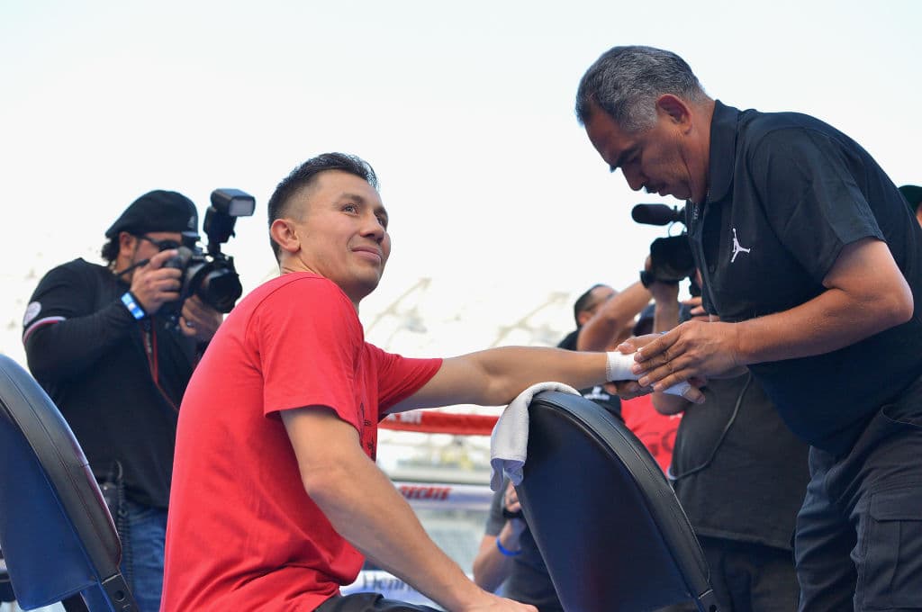 El principal opositor el Abel Sánchez (der) el entrenador del kazajo, pues dice que este tipo de guantes nunca se había utilizado en Estados Unidos para una pelea de campeonato.