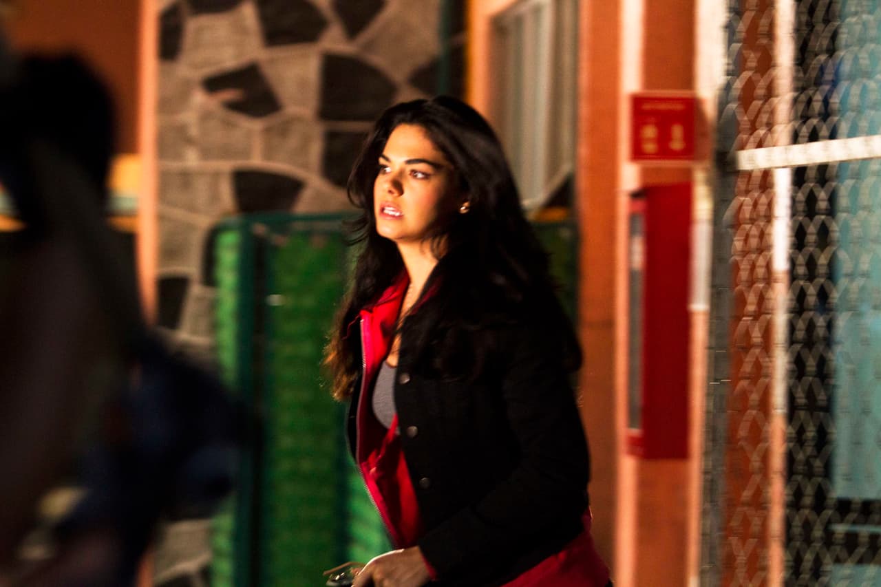 Con mucha astucia, Yolanda logró ocultarse y salir sin que Dave se diera cuenta de su presencia.