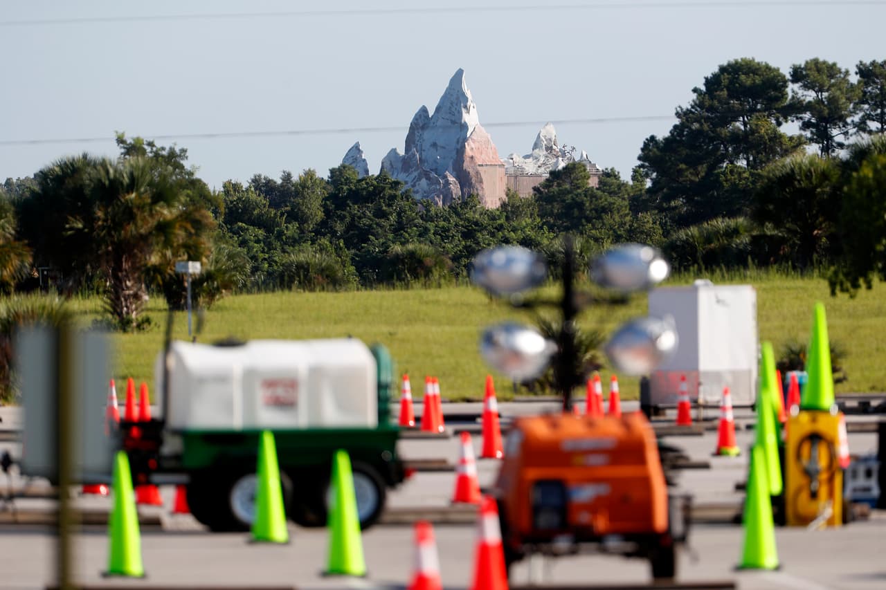Los parques han adaptado su infraestructura para aumentar la seguridad de sus visitantes y empleados. El condado Orange, donde se encuentra la ciudad de Orlando, registraba el sábado un total de 33,180 casos de coronavirus y 351 muertes relacionadas con el covid-19.