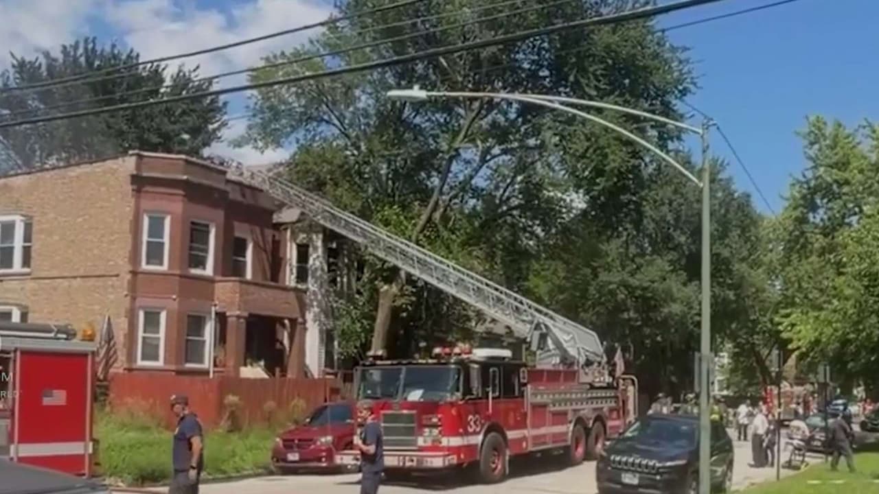 Cuatro bomberos resultan heridos al combatir incendio en una casa de Chicago