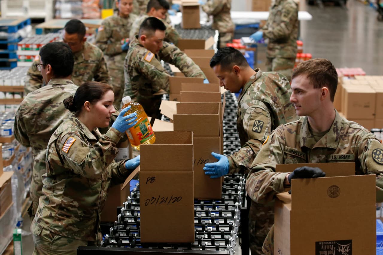 La Guardia Nacional de California ayuda a distribuir comida a las personas afectadas por el coronavirus