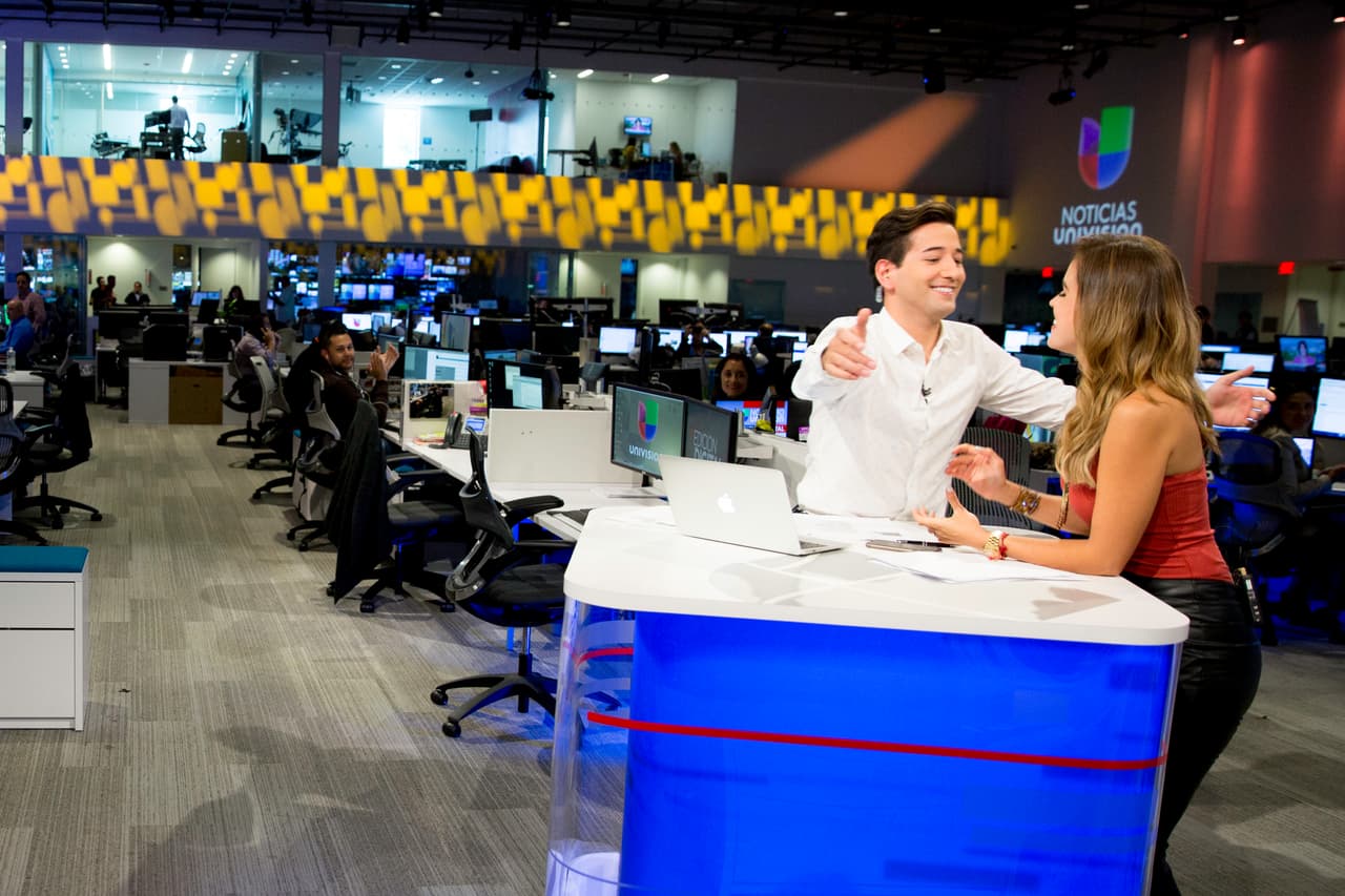 Este es el momento en que finalizó la primera transmisión de este nuevo proyecto, con aplausos de todos los presentes en la redacción.