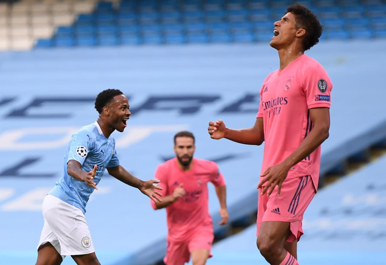 Apenas a los 9’ de juego, Sterling aprovechó un error en la salida del Real Madrid. Varane era el villano de los merengues.