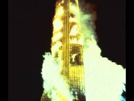 La película causó sensación en los 70 con sus espectaculares efectos visuales que mostraban un tremendo incendio en el edificio más alto del mundo.