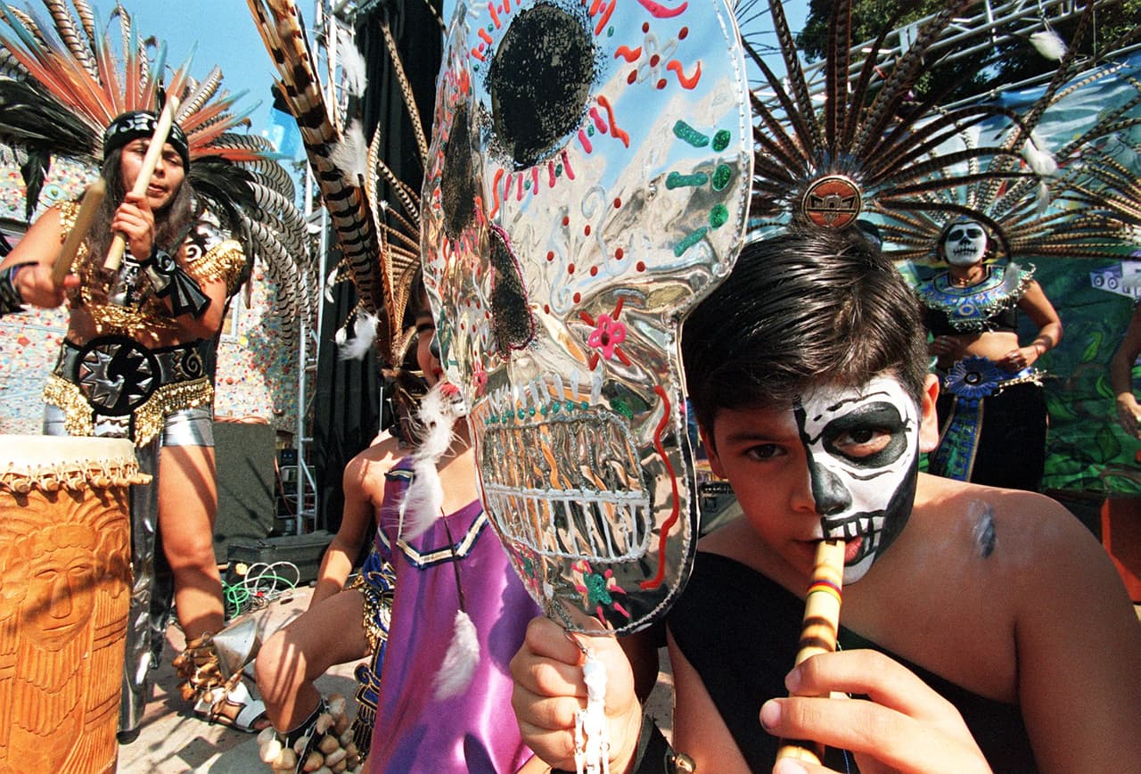 En general, el Día de Muertos es una gran fiesta, no tan triste como un funeral; se considera una magna celebración a la memoria, a la vida del difunto. Es un ritual que privilegia el recuerdo sobre el olvido y a honrar a la muerte como una metáfora, como un camino a un mejor más allá por el que todos debemos de pasar.