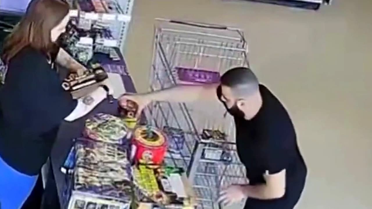 En Video: Así captaron al sospechoso del ataque a una sinagoga en Míchigan mientras compraba pólvora