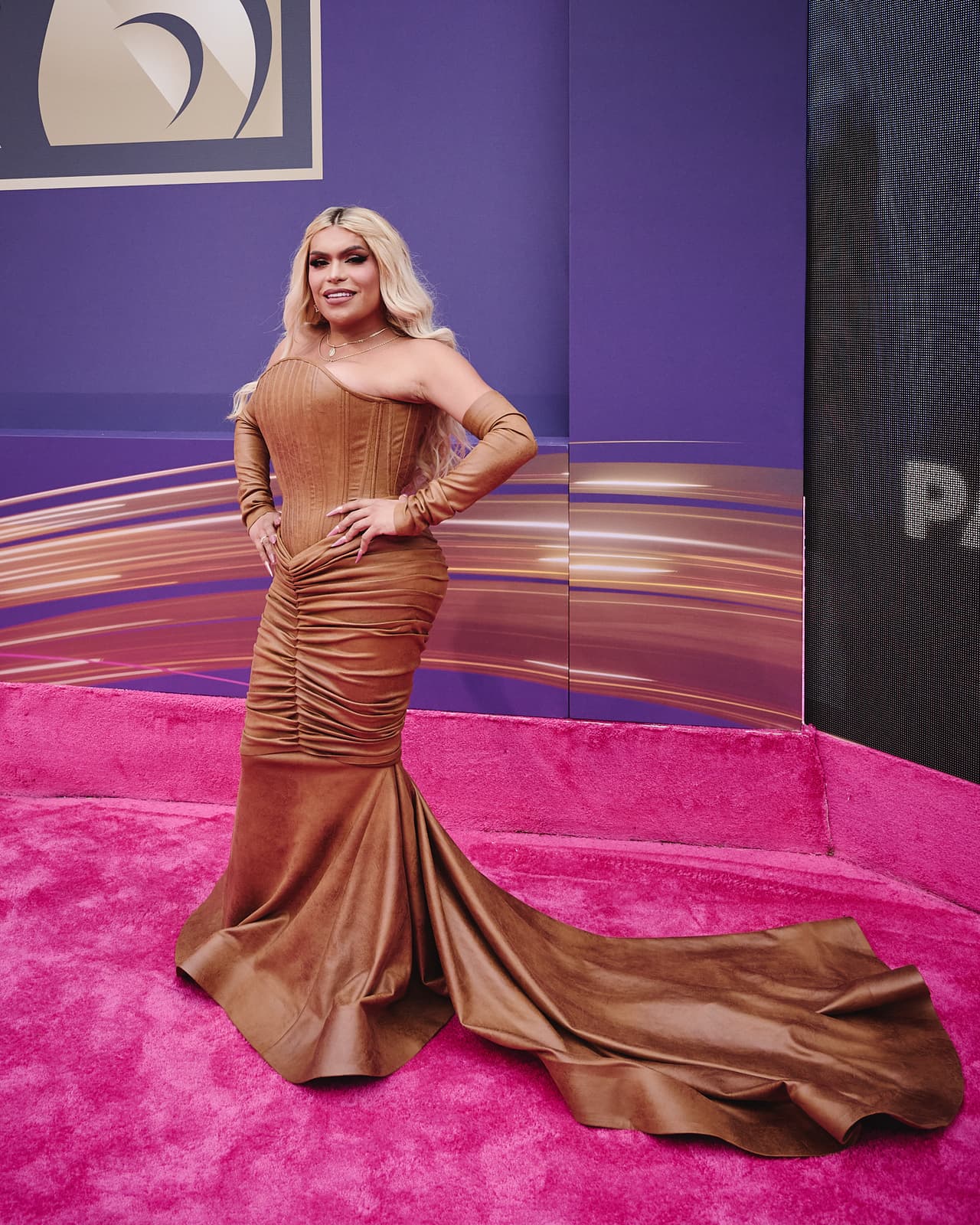 <b>Wendy Guevara</b> vistió con un diseño corte sirena con cola en tono cobrizo.