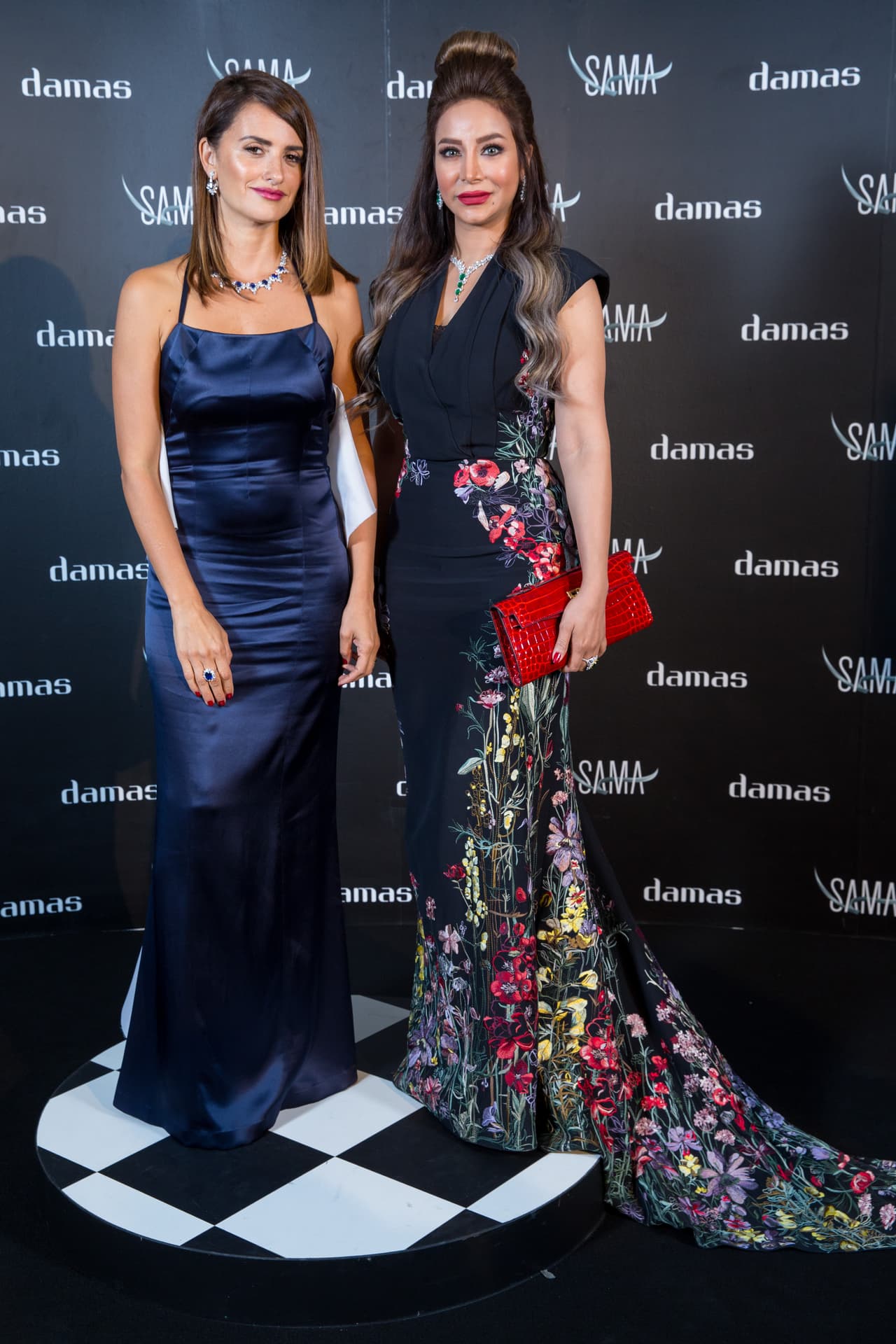 Posando ante la prensa internacional.