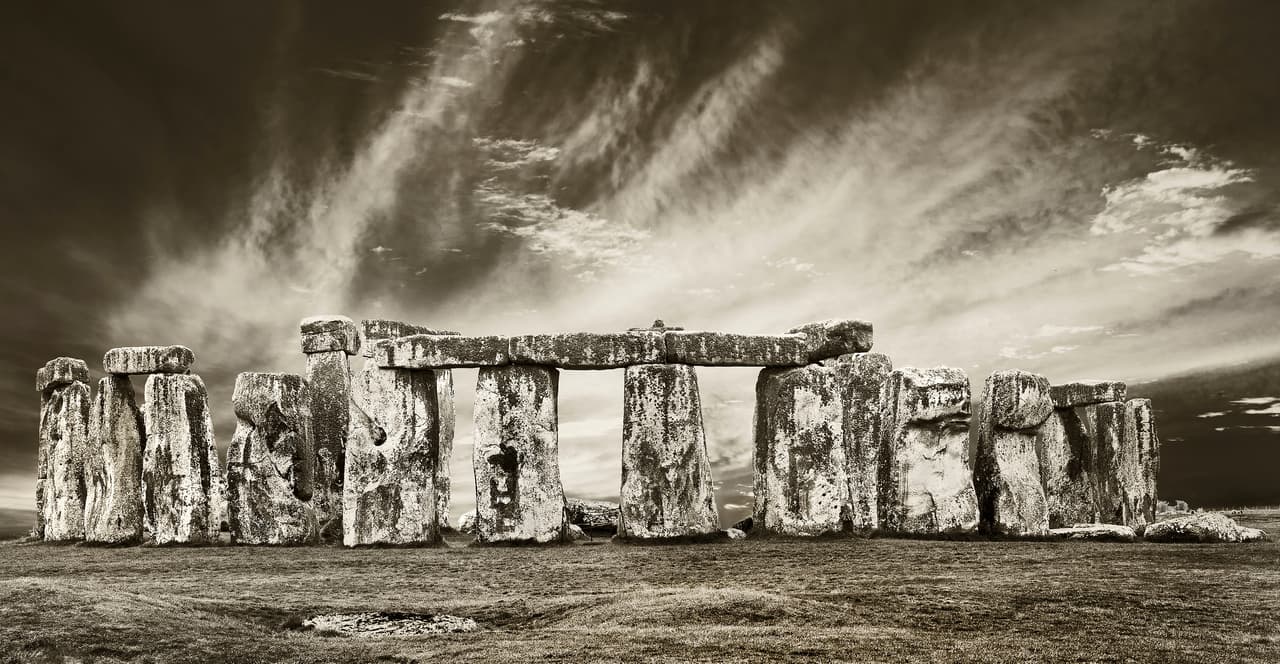 Su origen, según los historiadores, se remonta a los celtas, una nación indogermánica, que se estableció en el occidente de Europa, unos dos mil años antes de Cristo y tenía motivaciones paganas y religiosas.