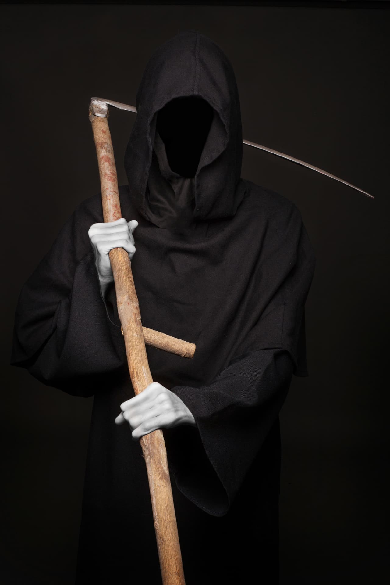 La muerte vestida de negro con una calavera y una guadaña en los brazos indicaba que siempre nos está acechando y en cualquier momento podía cargar con nosotros.