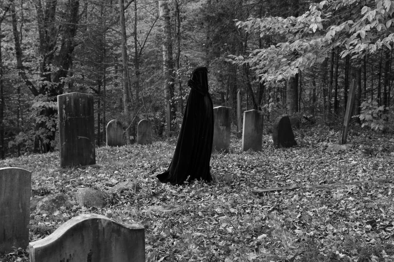 Se colocaban escobas en las casas para que las brujas las pudieran usar y así no les echaran maldiciones.