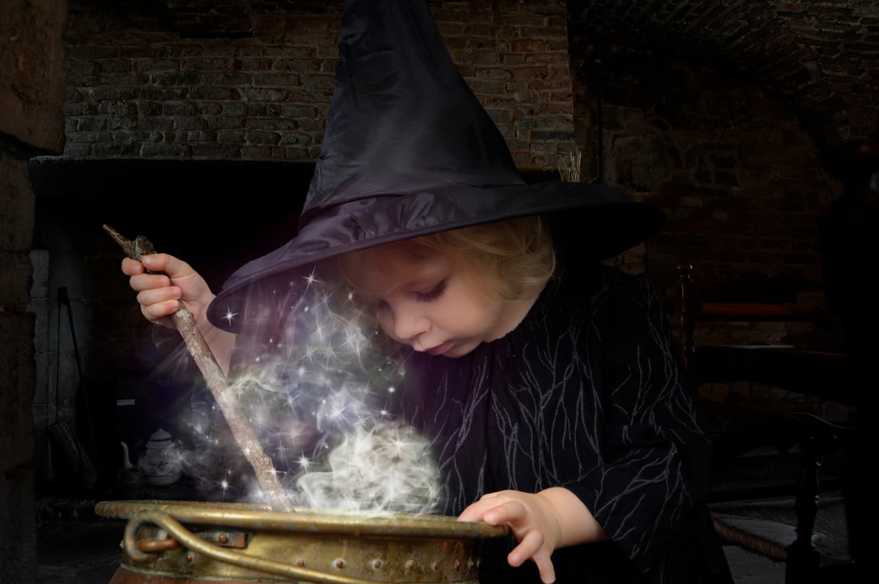 En muchos lugares se pensaba que las brujas, a veces disfrazadas de otras cosas, o convertidas en niños para despistar, iban a las casas.