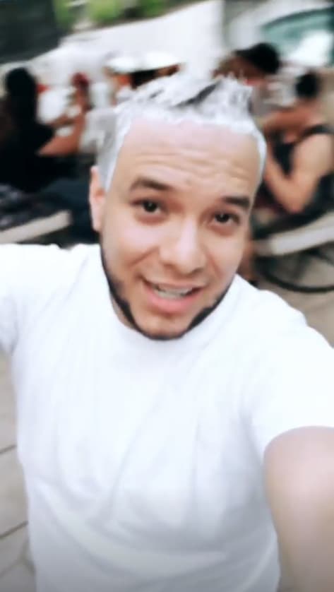 A pesar de que recibió varias críticas la primera vez que se tiñó el cabello de rubio en 2017, al cantante no le importó: "La vez pasada me dijeron que no les gustaba, pero ni modo", dijo a través de Instagram.