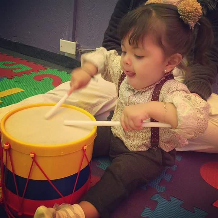 La música también corre por su sangre, pues el tener un papá cantante ha hecho que Rafaela también se interese por tocar instrumentos y entrar al mundo de las melodías.