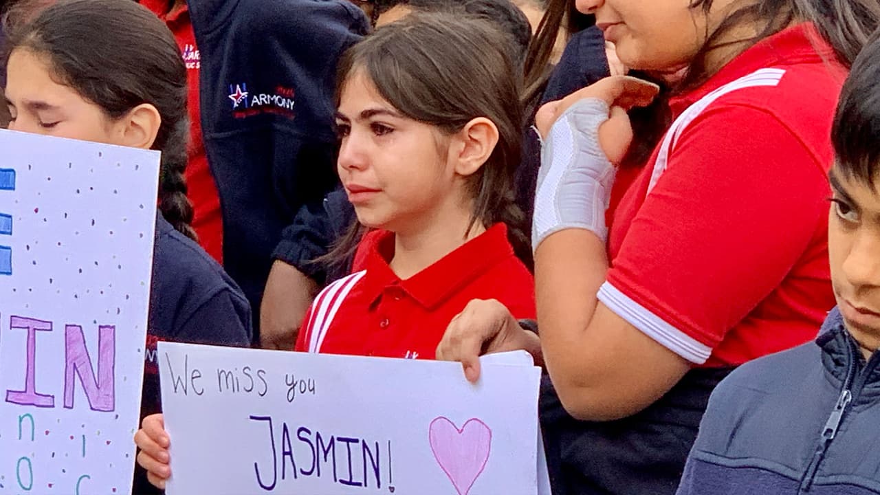 Amigos de Jasmine llevaron cartulinas para demostrarle el cariño que sentían por ella.