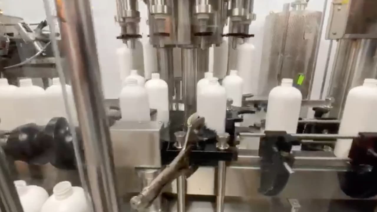 También se han vendido más de 80 mil galones a ciertas empresas y hospitales a nivel local y en todos los Estados Unidos.