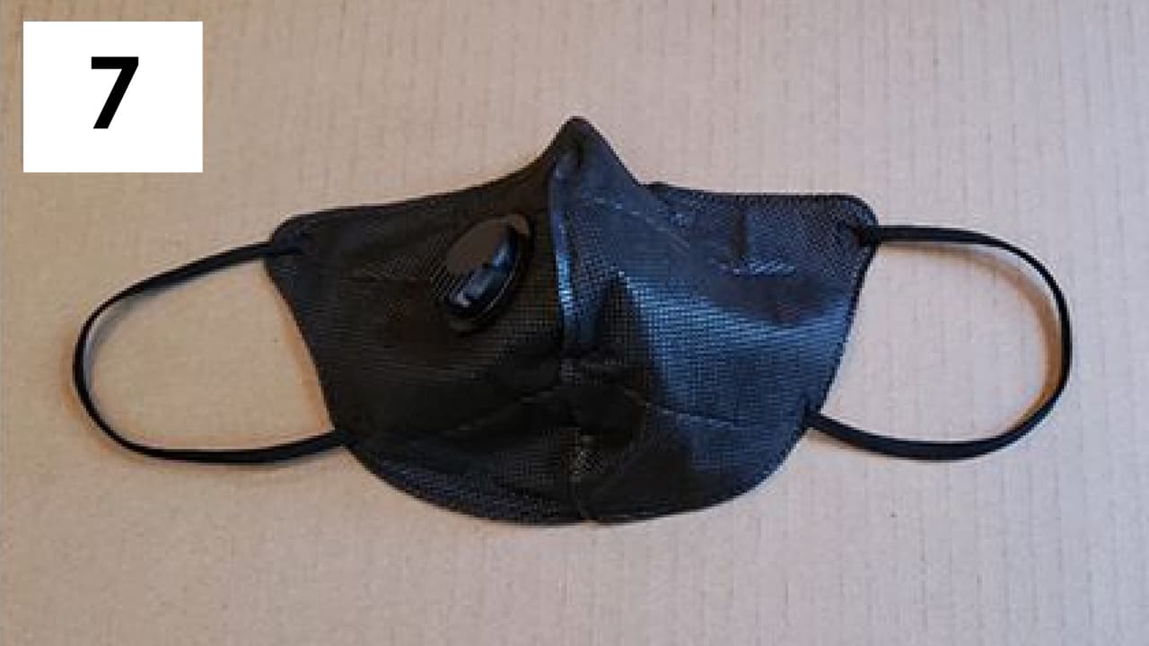 <b>Mascarilla con válvula N95: </b>Su uso es común entre los trabajadores de la contrucción, ya que la válvula reduce la temperatura interna de la mascarilla, que les permite mantenerse fresco mientras trabajan. La efectividad de esta fue similar a la mascarilla anterior.