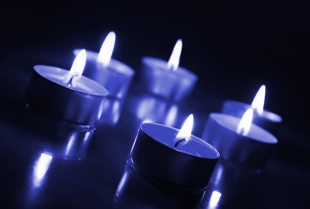 - 
<b>Arcángel Jehudiel.</b> Su nombre significa "Alabanza de Dios". Él puede ayudarnos a conseguir un muy buen trabajo (prende una vela violeta oscura o azul oscura).