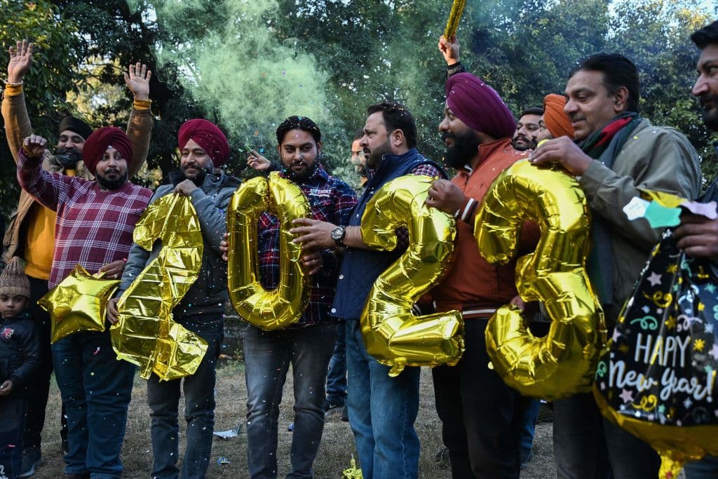 También lo hacen hombres en Amristar, India, en donde ya están de fiesta esperando el año nuevo.