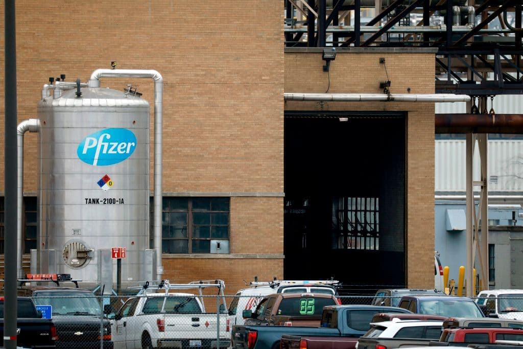 La 
<a href="https://www.univision.com/noticias/salud/consecuencias-de-la-aprobacion-total-de-la-vacuna-de-pfizer">vacuna de Pfizer</a>, al igual que las otras, estaba bajo una Autorización de Uso de Emergencia. 
<br>
<br>
<b>¿Qué es una Autorización de Uso de Emergencia? </b>
<br>
<br>Es un mecanismo para facilitar la disponibilidad y el uso de contramedidas médicas, incluidas las vacunas, durante las emergencias de salud pública, como la actual pandemia causada por el covid-19, 
<a href="https://www.fda.gov/vaccines-blood-biologics/vaccines/explicacion-de-la-autorizacion-de-uso-de-emergencia-para-las-vacunas" target="_blank">según la página de la FDA</a>.
<b> Es decir, no ha pasado todas las fases de forma estandarizada y se hace un proceso más rápido. </b>