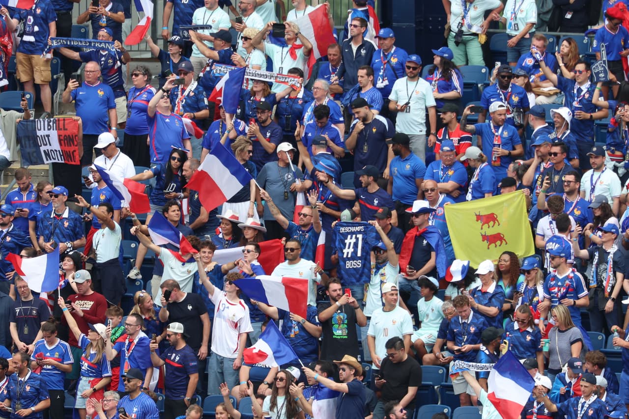 La marea azul de Francia en las tribunas de la sede deportiva de Boston