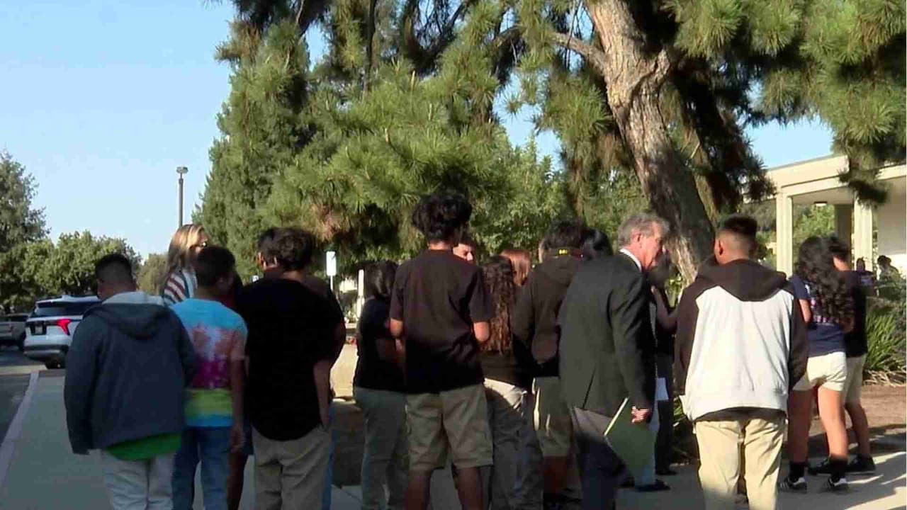 "Nos gustaría tener un parque para jugar": Jóvenes de Seville llevan petición de un parque ante la Junta de Supervisores
