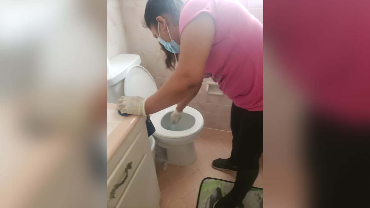 Velásquez Menjivar dijo a Univision 45 que considera que su trabajo de la limpieza es esencial, sin embargo, muy pocos clientes han pedido que sus casas o departamentos se limpien desde que inició la emergencia de salud.