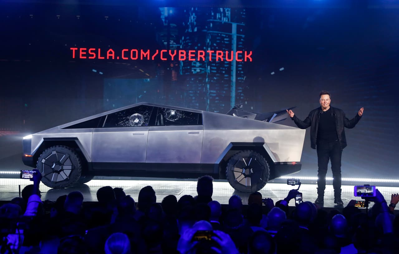 Uno de los momentos más recordados del publicitado lanzamiento de la camioneta pickup de Tesla fue cuando la supuesta ventanilla irrompible se hizo añicos al golpe de una enorme bola de metal.
