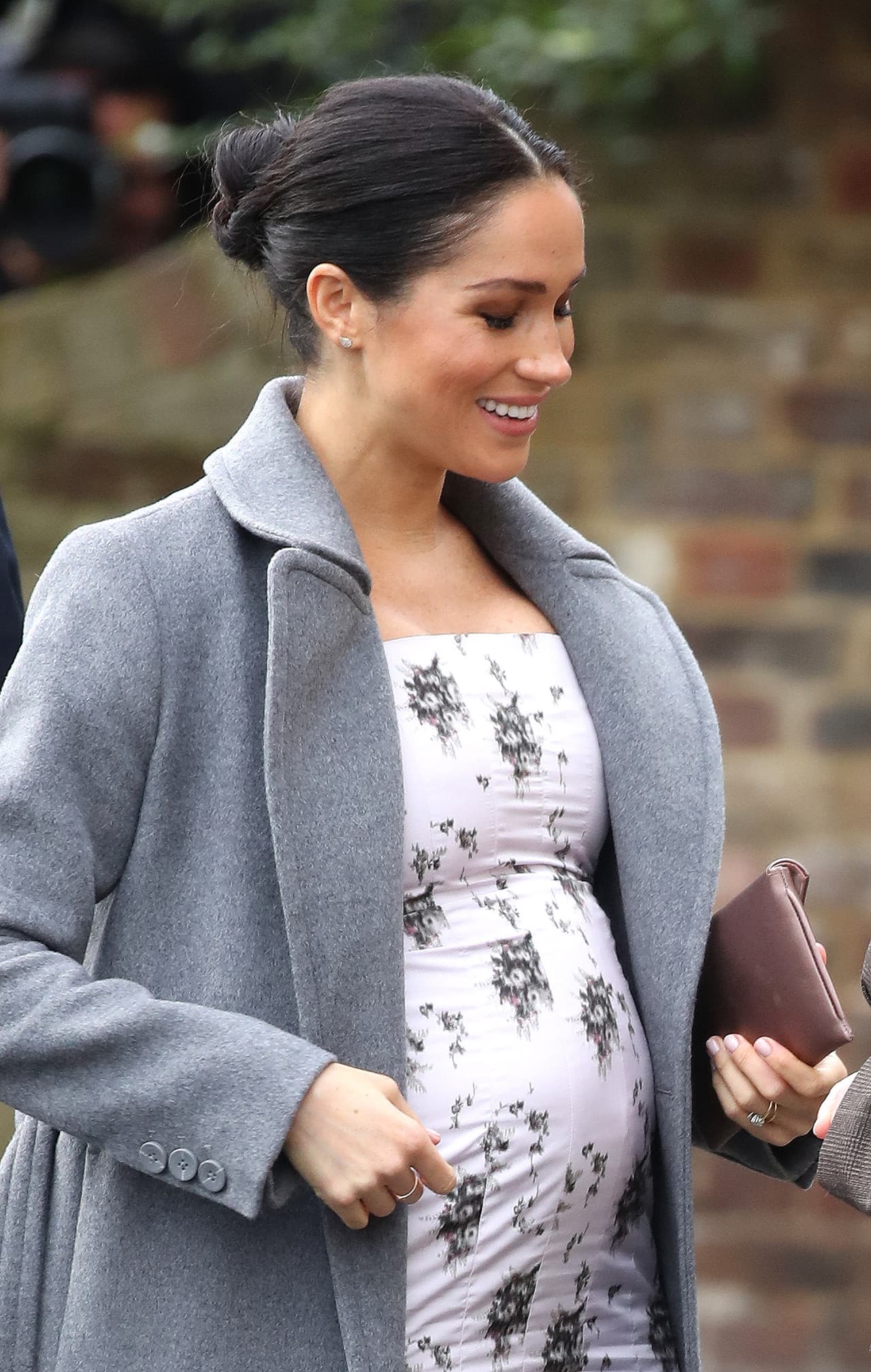 Durante su visita esta semana a 
<b><a href="http://www.royalvarietycharity.org/brinsworth-house">Brinsworth House</a></b>, un lugar de cuidado para artistas retirados, al cual llegó luciendo un vestido floreado y un abrigo gris, la duquesa de Sussex llamó la atención por el uso de un supuesto amuleto de protección.