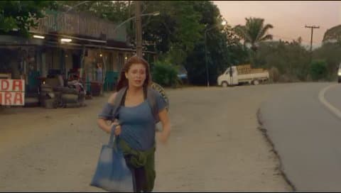 Su madre descubrió la escena y le pidió a Eliza que se fuera para salvar su vida de manos de Dino, entonces ella tomó unas cuantas pertenecías y salió corriendo hacia la carretera. Después de lo ocurrido, Dino se empeñó en buscar a Eliza para hacerle daño.