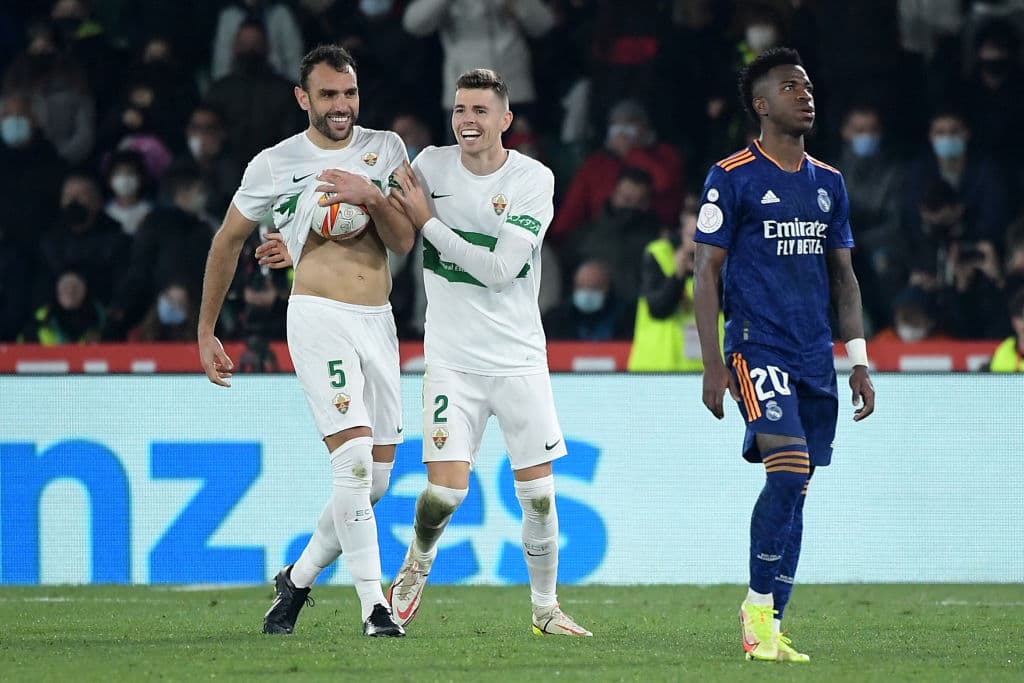 Real Madrid, en un partido vibrante y que se definió en el tiempo extra, le remontó y venció 1-2 al Elche para meterse a los Cuartos de Final de la Copa del Rey. Los madridistas se fueron abajo y con un hombre menos en la primera parte de la prórroga tras un gol de Verdú, pero Isco y Hazard anotaron los tantos del triunfo en el segundo acto.