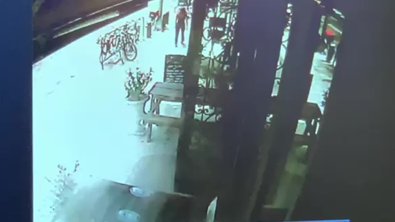 Impactantes imágenes: el momento en el que un taxi se estrella contra un restaurante en Manhattan