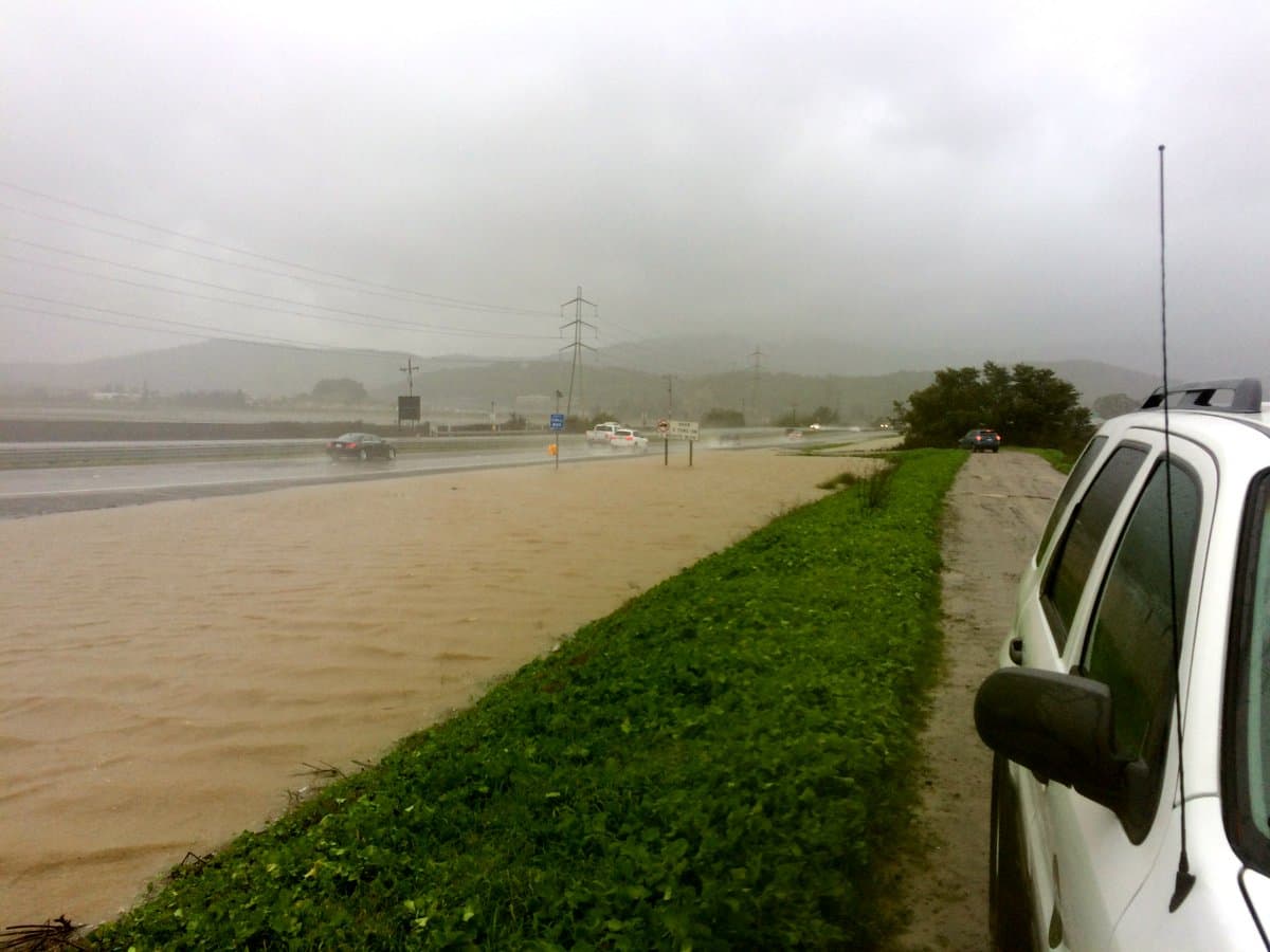 Inundación junto a la autopista 37 en Novato Creek, en el condado de Marin.