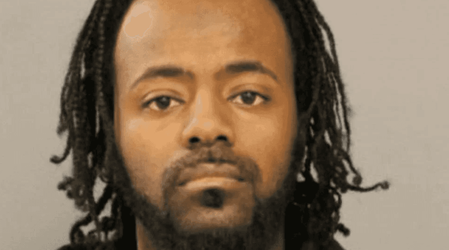 Un presunto asesino armado y peligroso está libre y podría estar en nuestra comunidad