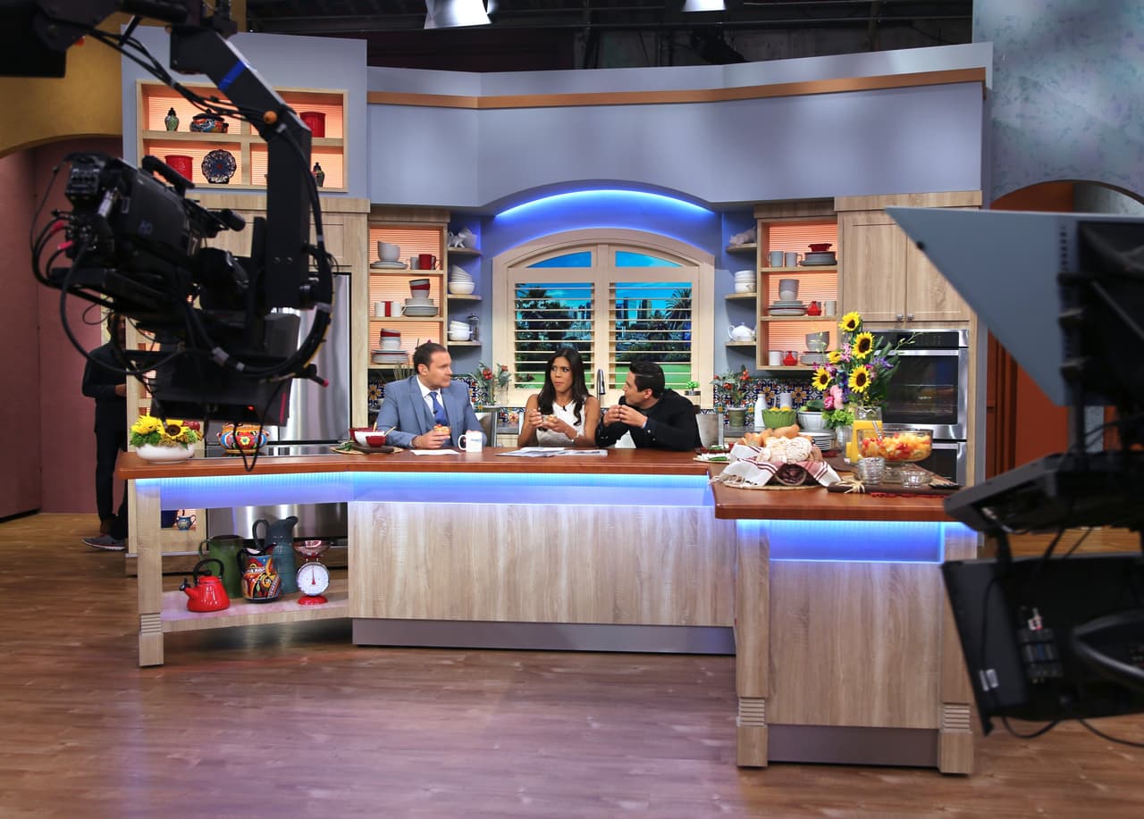 Alan, Francisca y Alejandro Chabán platicando de los cambios.