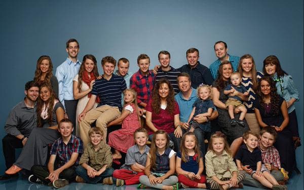 Luego de tremendo escándalo, The Associated Press reveló que la cadena TLC anunció oficialmente su decisión de sacar del aire el programa '19 Kids and Counting'.