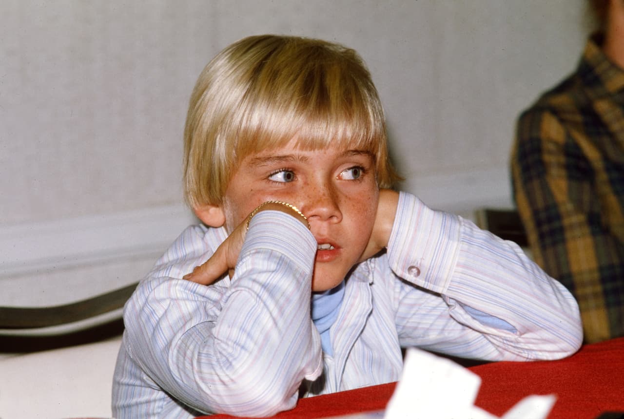 Schroder saltó a la fama con apenas 12 años de edad por su papel de Ricky Stratton en 
<a href="https://youtu.be/0sD_Vp9hqzM" target="_blank">Silver Spoons.</a>